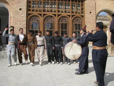 آنجا كه بزم و رزم با هم می آمیزند