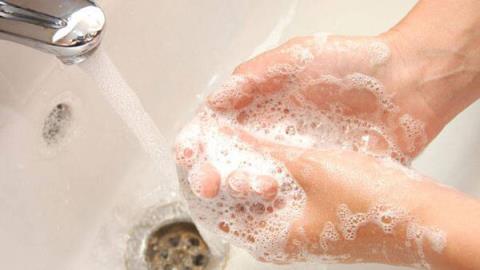برای مبارزه با كرونا می توان دست ها را با مایع ظرفشویی هم شست؟